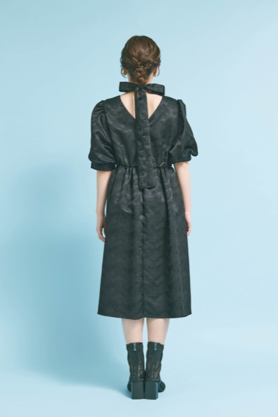 ブラックのジャガードパフスリーブドレス