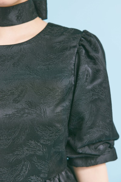 ブラックのジャガードパフスリーブドレス