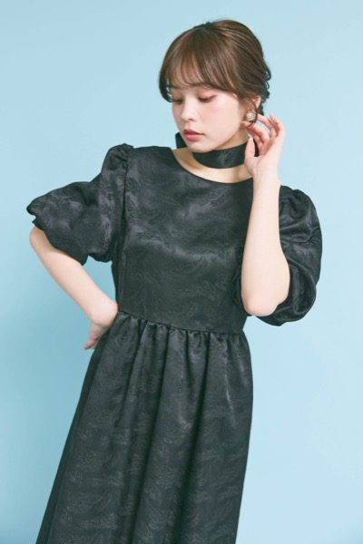 ブラックのジャガードパフスリーブドレス