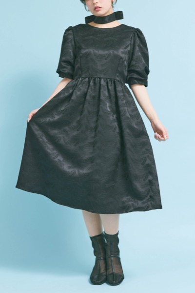 ブラックのジャガードパフスリーブドレス
