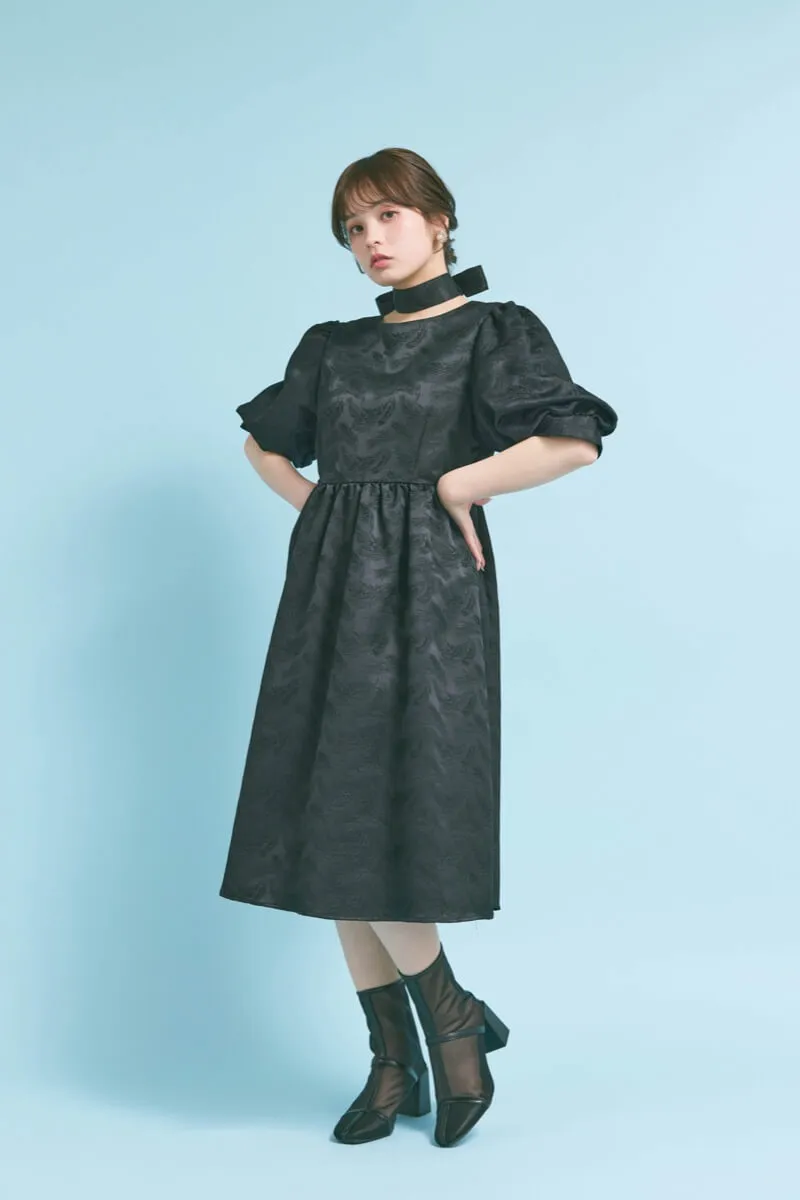 ブラックのジャガードパフスリーブドレス
