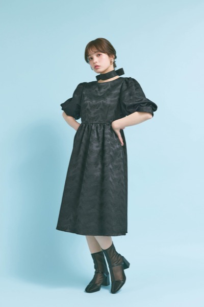 ブラックのジャガードパフスリーブドレス