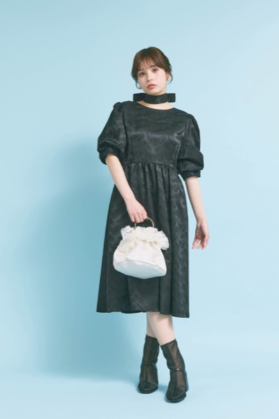 ブラックのジャガードパフスリーブドレス