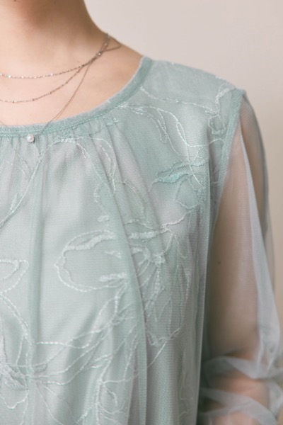 ミントグレーのシアーペタルレイヤードドレス