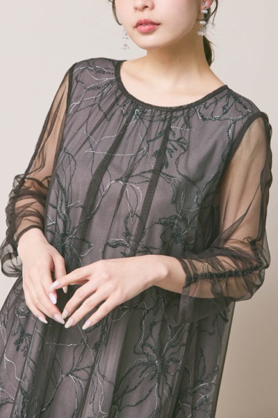 チャコールのシアーペタルレイヤードドレス