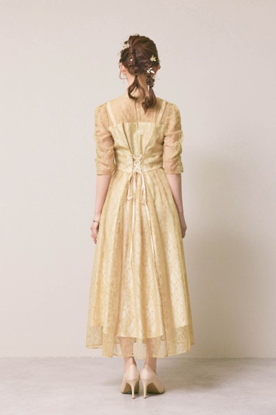 イエローのギャザースリーブレースアップドレス