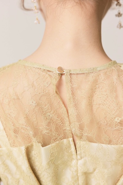 イエローのギャザースリーブレースアップドレス