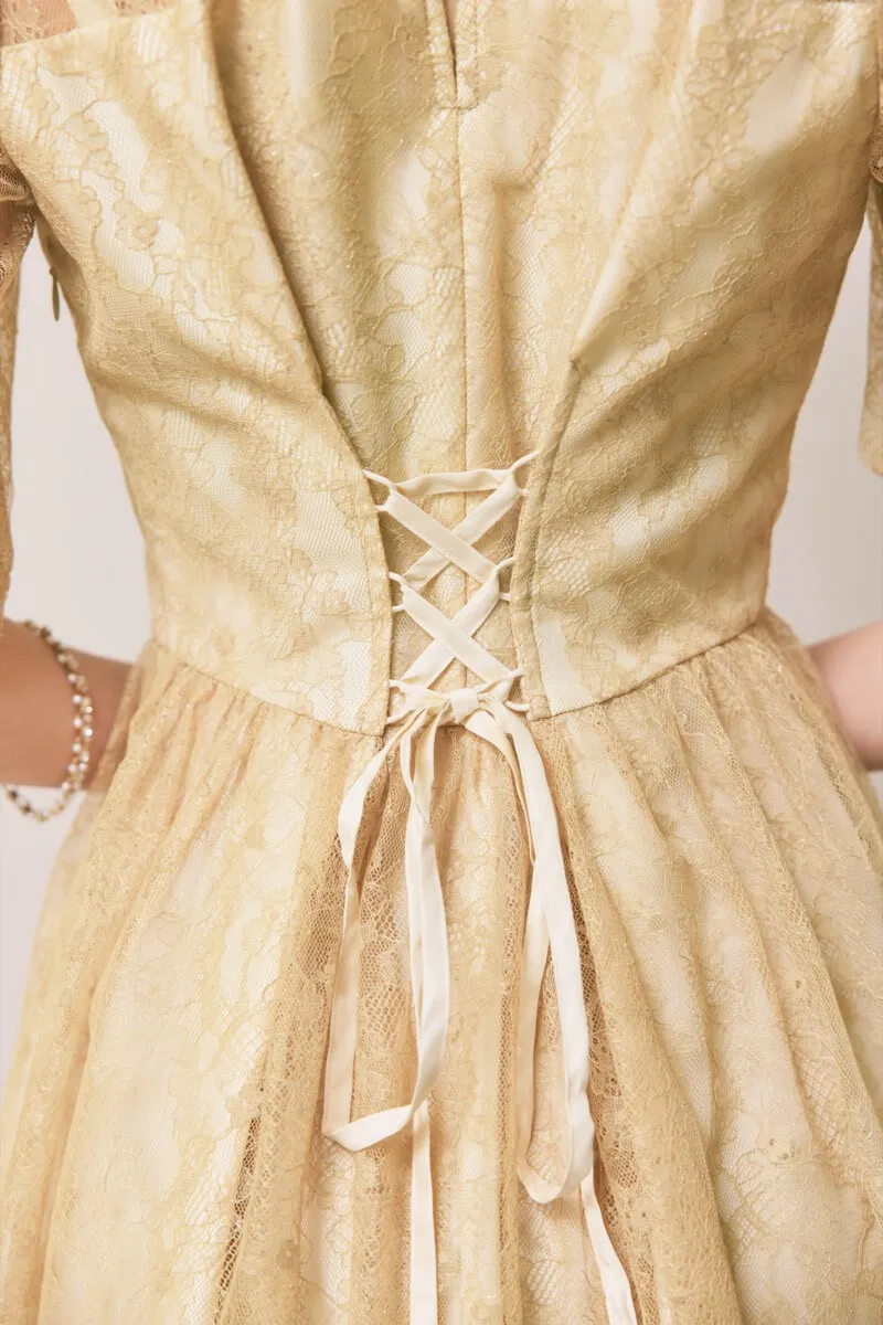 イエローのギャザースリーブレースアップドレス