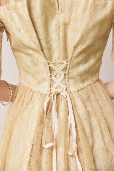 イエローのギャザースリーブレースアップドレス