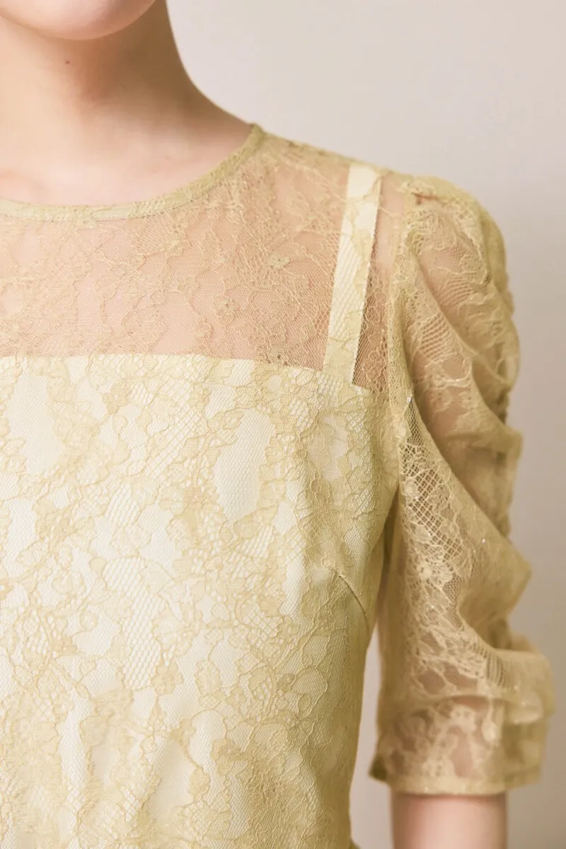 イエローのギャザースリーブレースアップドレス