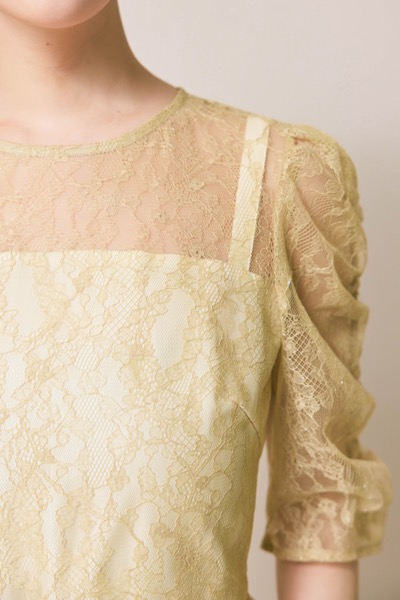 イエローのギャザースリーブレースアップドレス