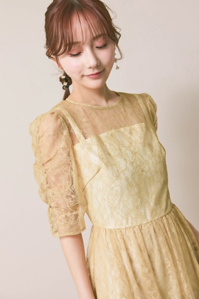 イエローのギャザースリーブレースアップドレス