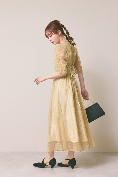 イエローのギャザースリーブレースアップドレス