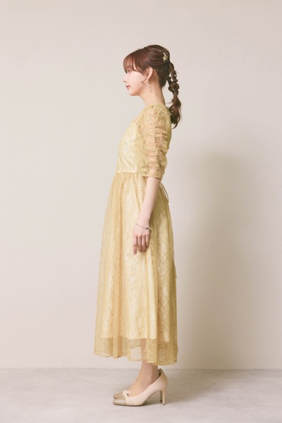イエローのギャザースリーブレースアップドレス