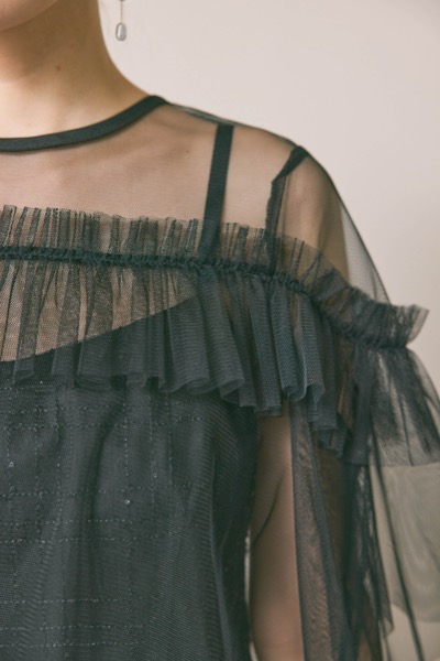 ブラックのフリルチュールチェック柄ドレス