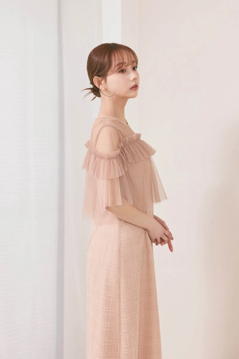 サーモンピンクのフリルチュールチェック柄ドレス