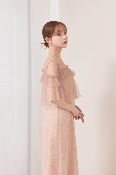 サーモンピンクのフリルチュールチェック柄ドレス