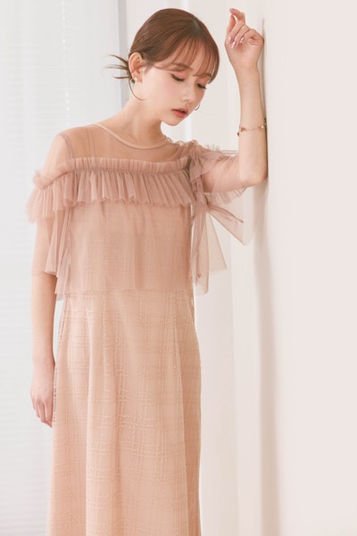 サーモンピンクのフリルチュールチェック柄ドレス