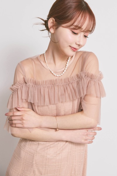 サーモンピンクのフリルチュールチェック柄ドレス