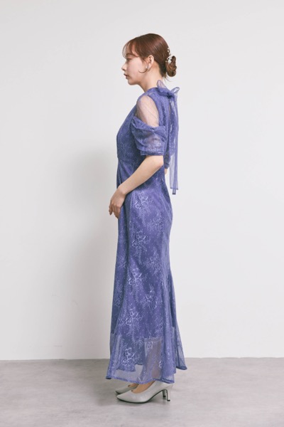 ダークブルーのシアーショルダーレースドレス