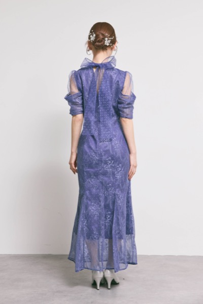 ダークブルーのシアーショルダーレースドレス