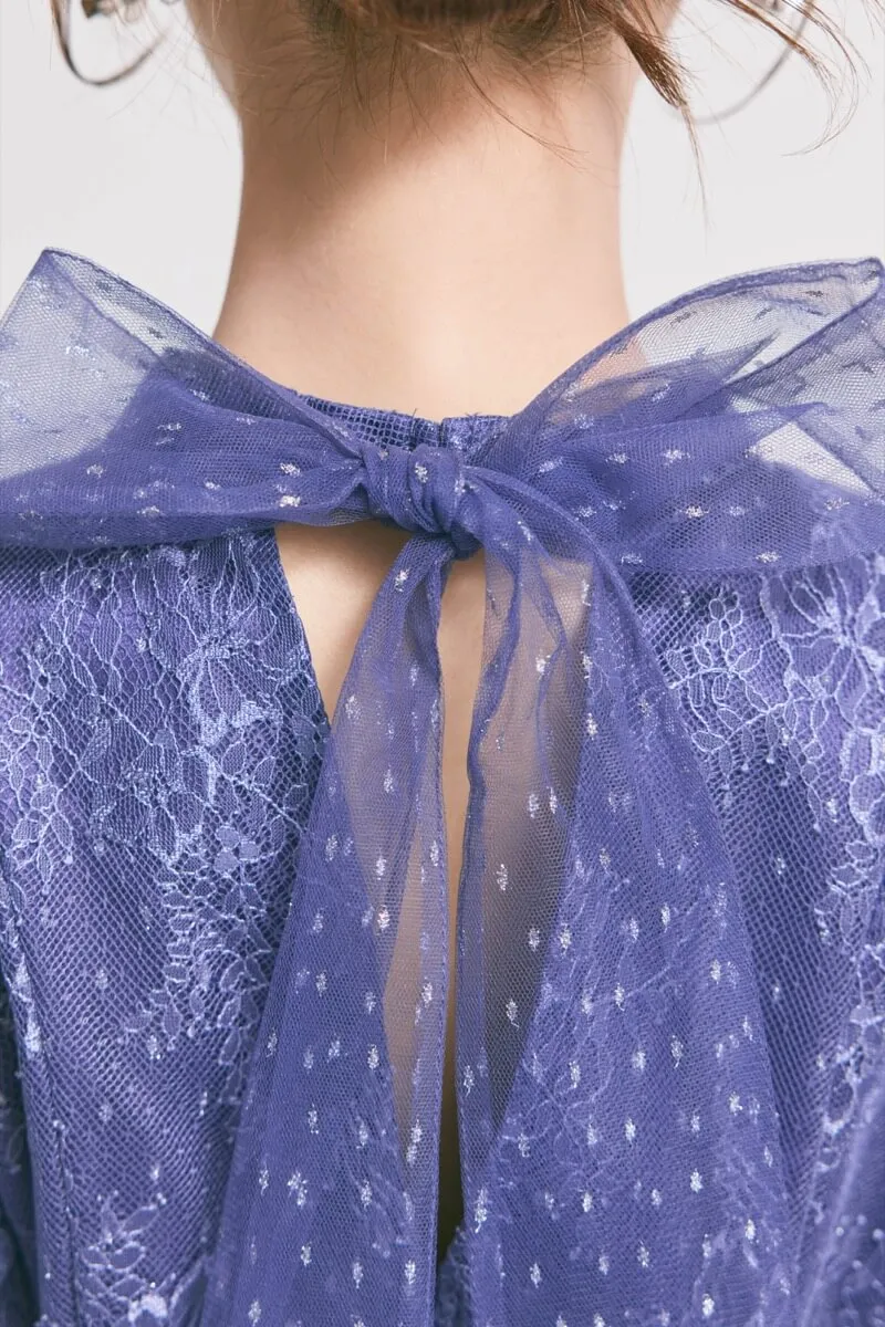 ダークブルーのシアーショルダーレースドレス