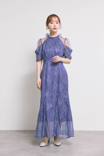 ダークブルーのシアーショルダーレースドレス