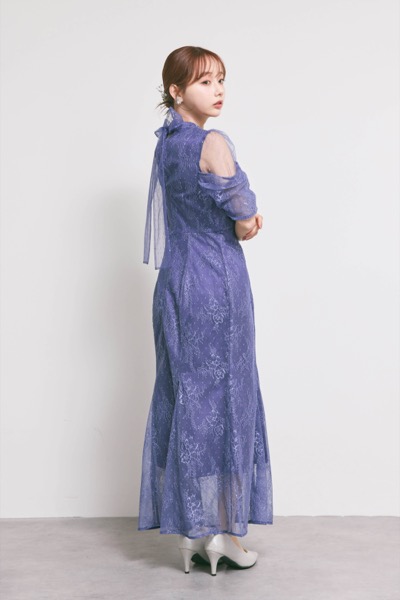 ダークブルーのシアーショルダーレースドレス