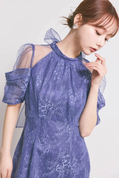 ダークブルーのシアーショルダーレースドレス