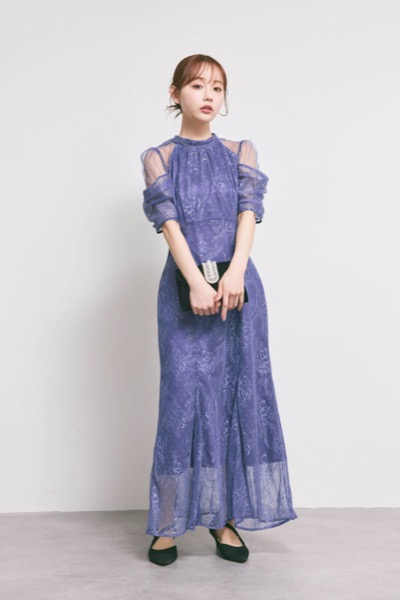 ダークブルーのシアーショルダーレースドレス