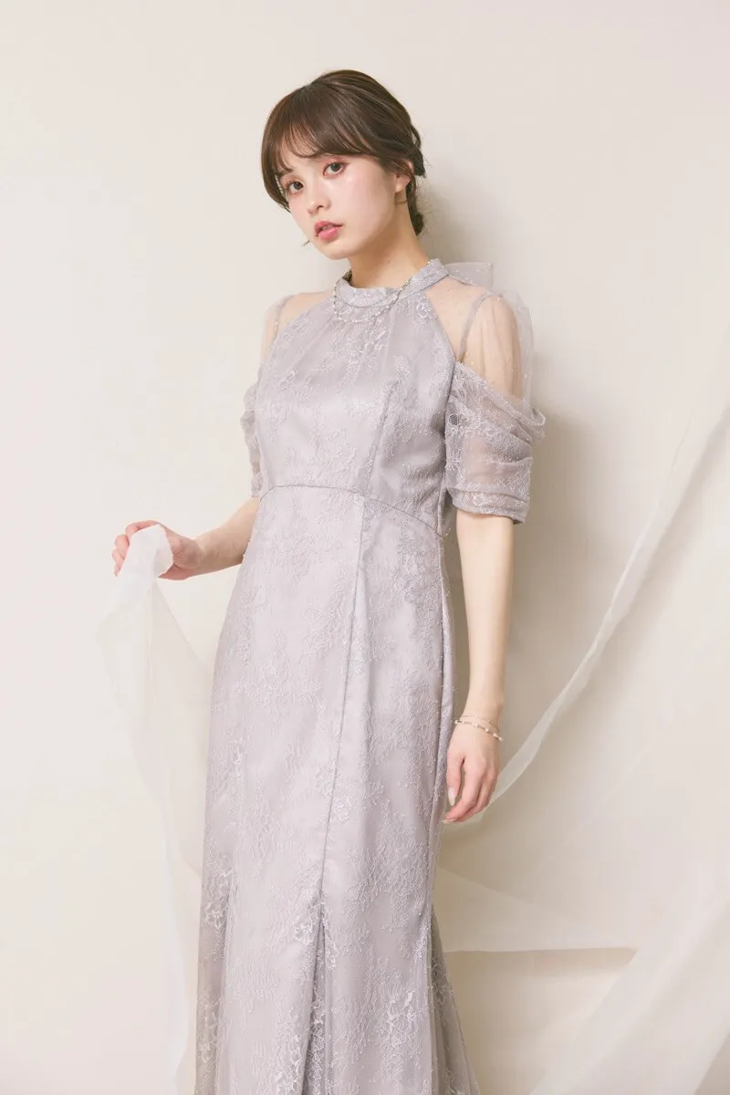 ライトグレーのシアーショルダーレースドレス