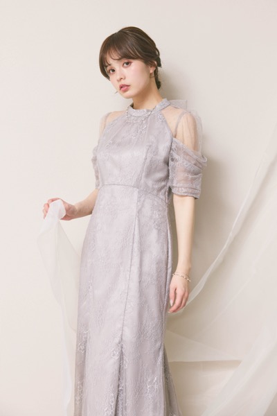 ライトグレーのシアーショルダーレースドレス
