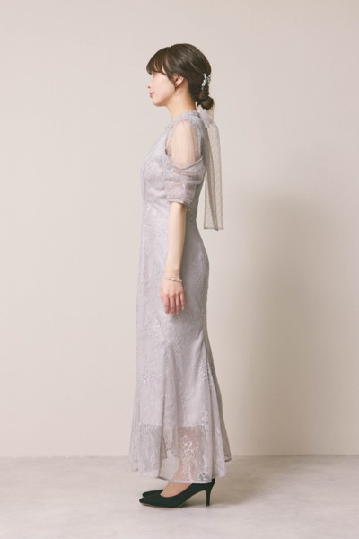 ライトグレーのシアーショルダーレースドレス
