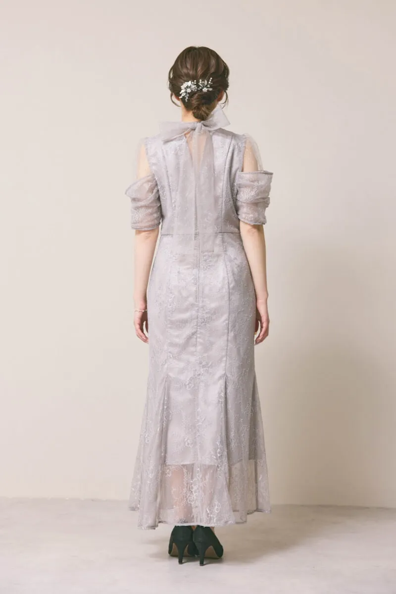 ライトグレーのシアーショルダーレースドレス