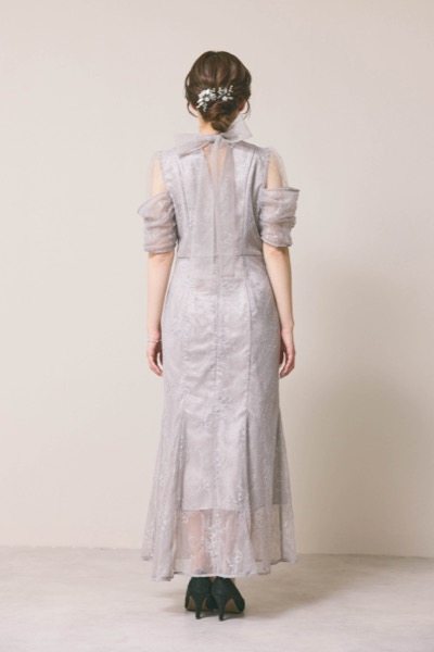 ライトグレーのシアーショルダーレースドレス