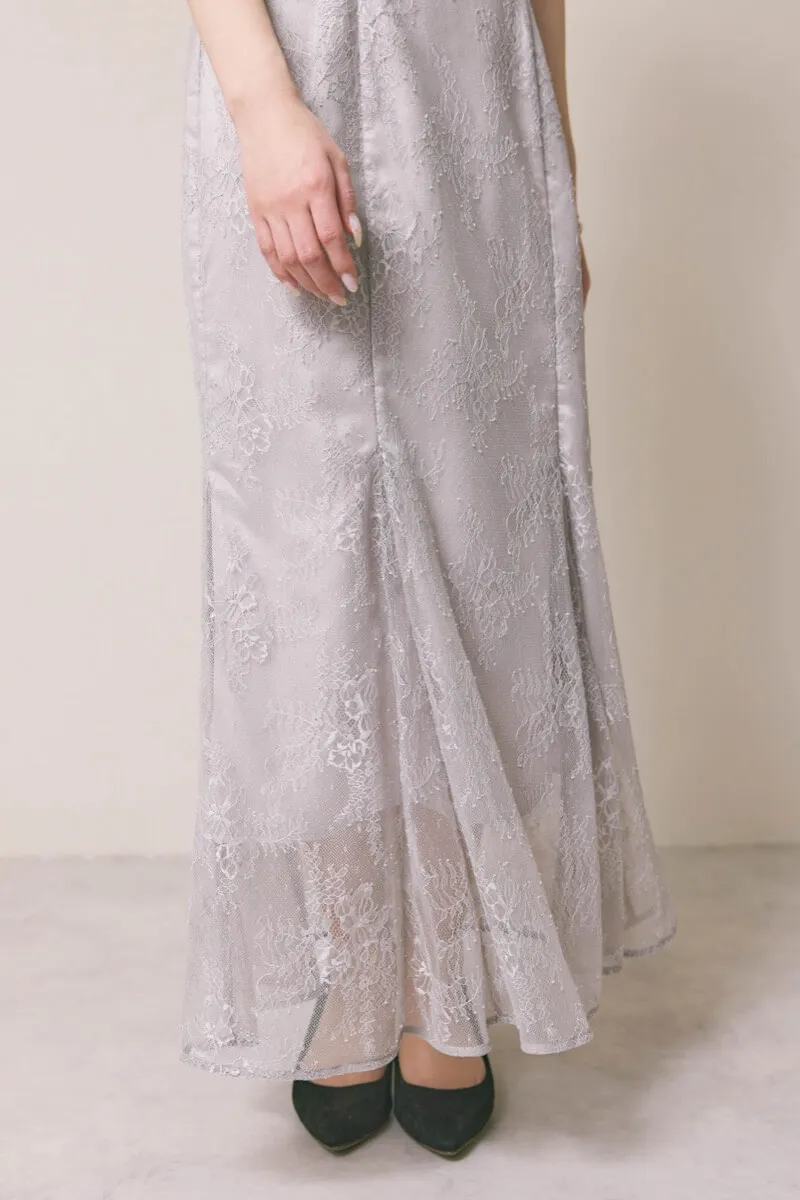 ライトグレーのシアーショルダーレースドレス
