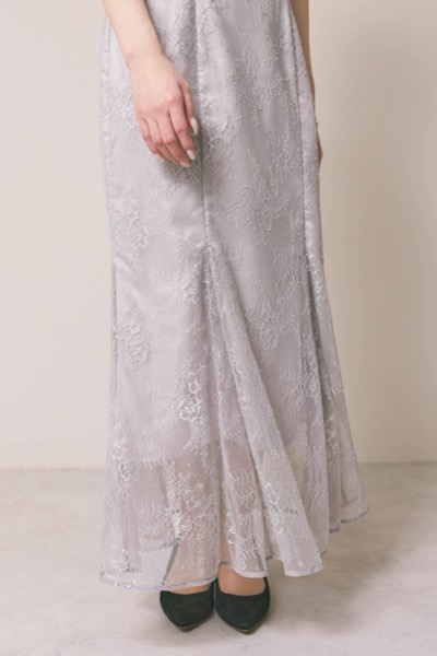 ライトグレーのシアーショルダーレースドレス