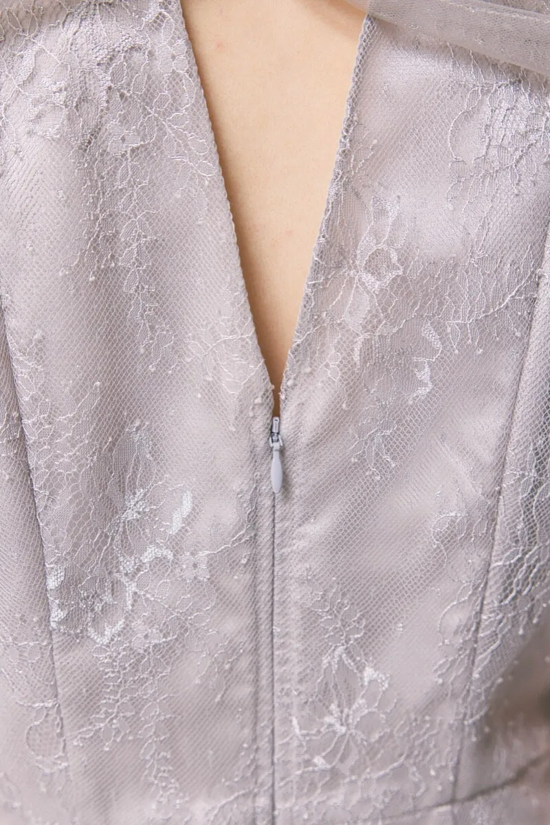 ライトグレーのシアーショルダーレースドレス