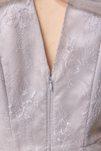 ライトグレーのシアーショルダーレースドレス