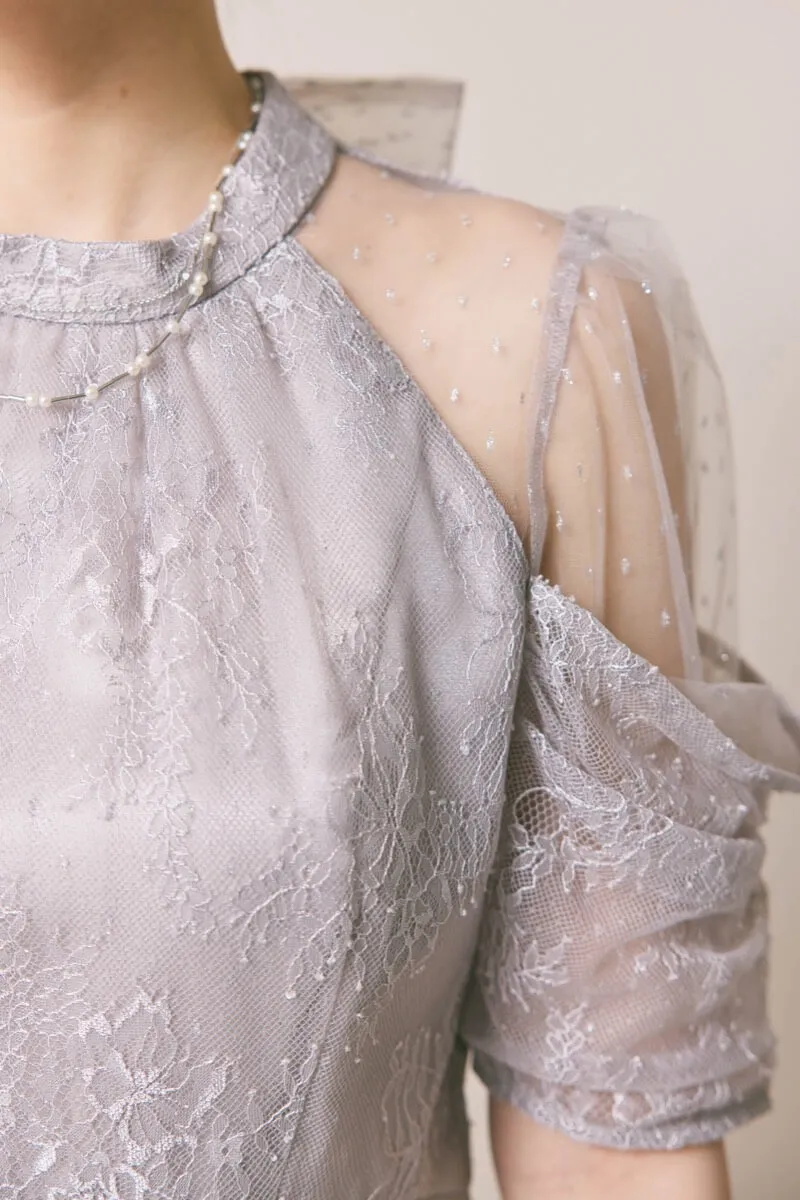 ライトグレーのシアーショルダーレースドレス