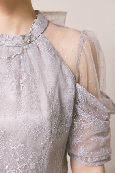 ライトグレーのシアーショルダーレースドレス