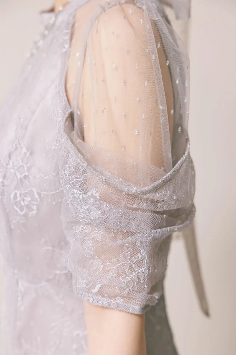 ライトグレーのシアーショルダーレースドレス