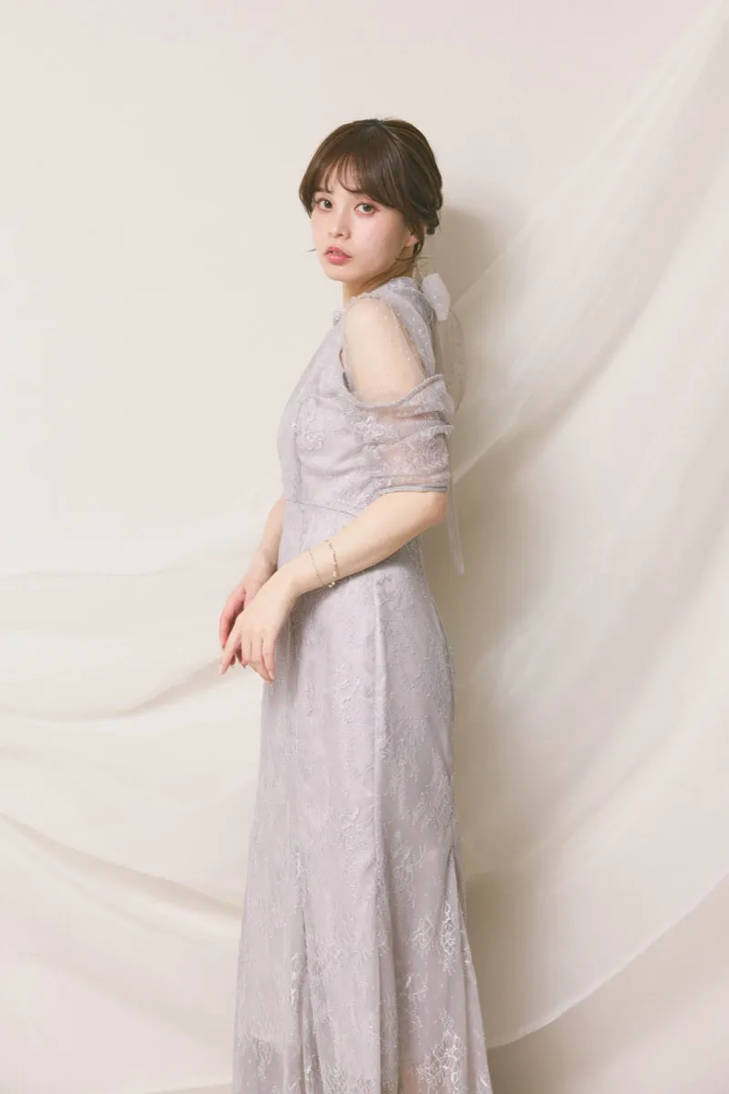 ライトグレーのシアーショルダーレースドレス