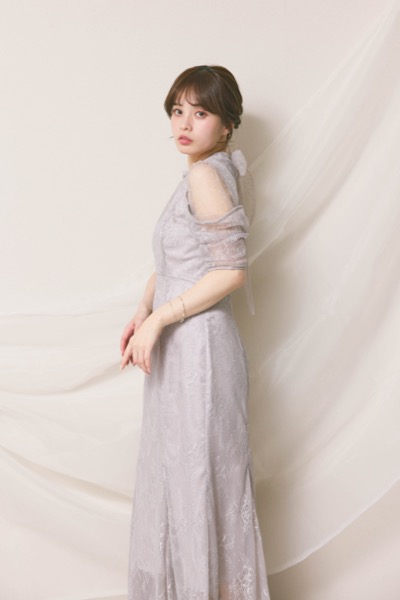ライトグレーのシアーショルダーレースドレス