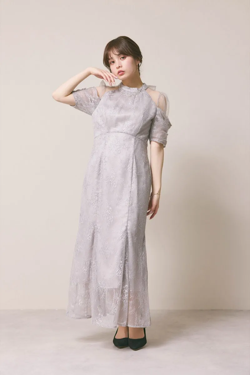 ライトグレーのシアーショルダーレースドレス