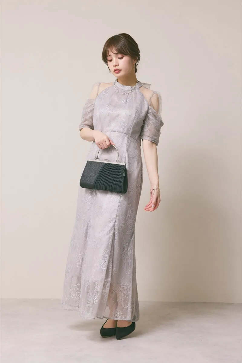 ライトグレーのシアーショルダーレースドレス