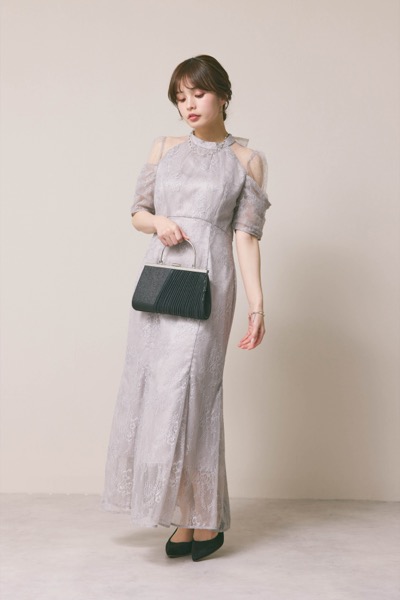 ライトグレーのシアーショルダーレースドレス