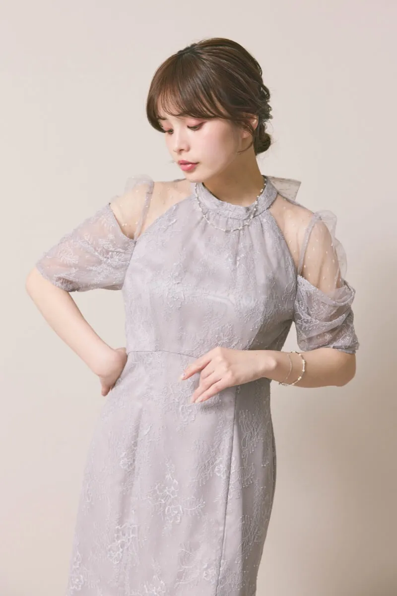 ライトグレーのシアーショルダーレースドレス
