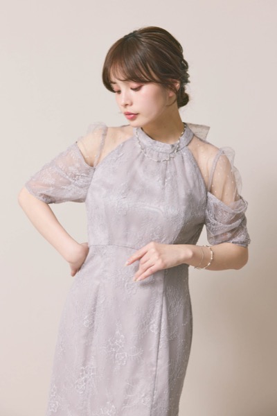 ライトグレーのシアーショルダーレースドレス