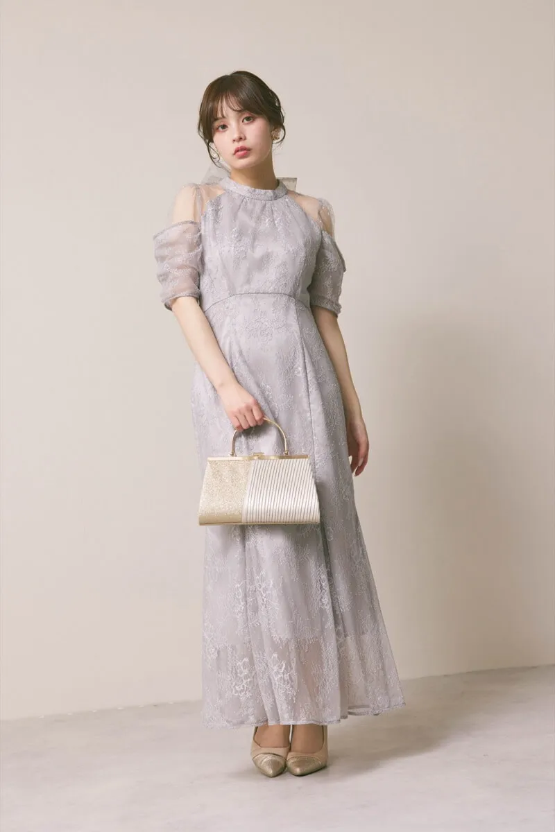 ライトグレーのシアーショルダーレースドレス